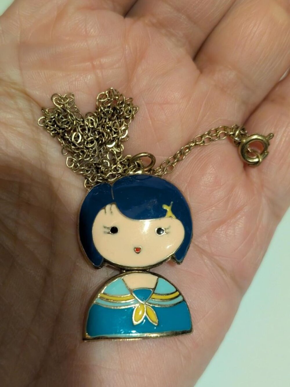 Vintage Enameled Gold Tone Asian Girl with Kimono Articulated Pendant Necklace